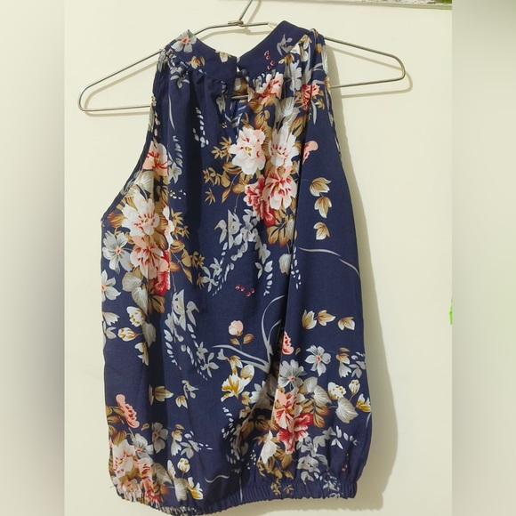 Blue and black coloured floral printed tops from luxury brand new look and shein - Picture 5 of 10